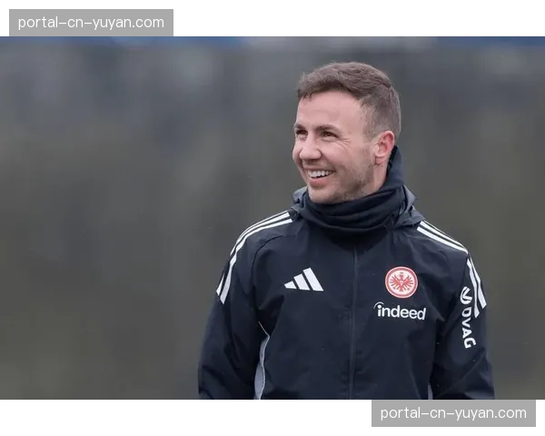 拜仁对阵法兰克福场边镜头:前拜仁中场格策补时阶段错失绝平机会,赛后与队友相拥安慰 拜仁对阵法兰克福场边镜头:前拜仁中场格策补时阶段错失绝平机会,赛后与队友相拥安慰